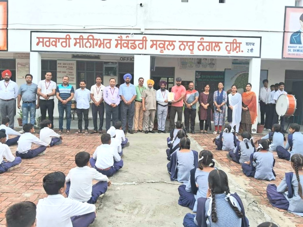 Boxing coach Harjung Singh visited Naru Nangal School